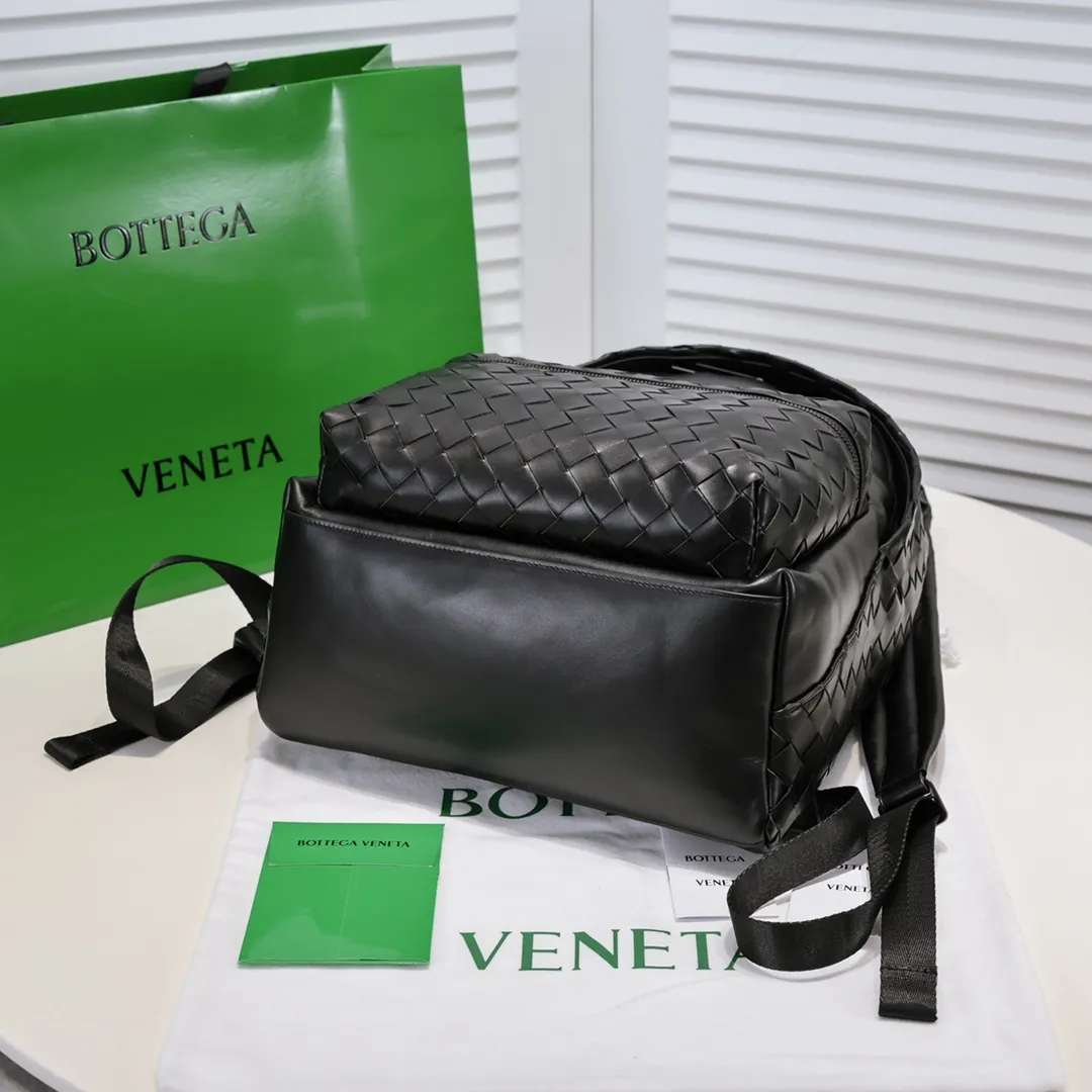 Batch 1860 new style👇BV Baodiejia's new woven backpack is a must-have item for travel, and the backpack is definitely the first choice for popularity. As the iconic classic element of the brand, it is well integrated into larger backpacks. It uses woven strips with a width of 1.5 to make the whole more coordinated. Fashion and recognition are well balanced. No logo, low-key and generous. Italian calfskin + canvas lining. High functionality. Size: width 32*43cm. Model: 6619